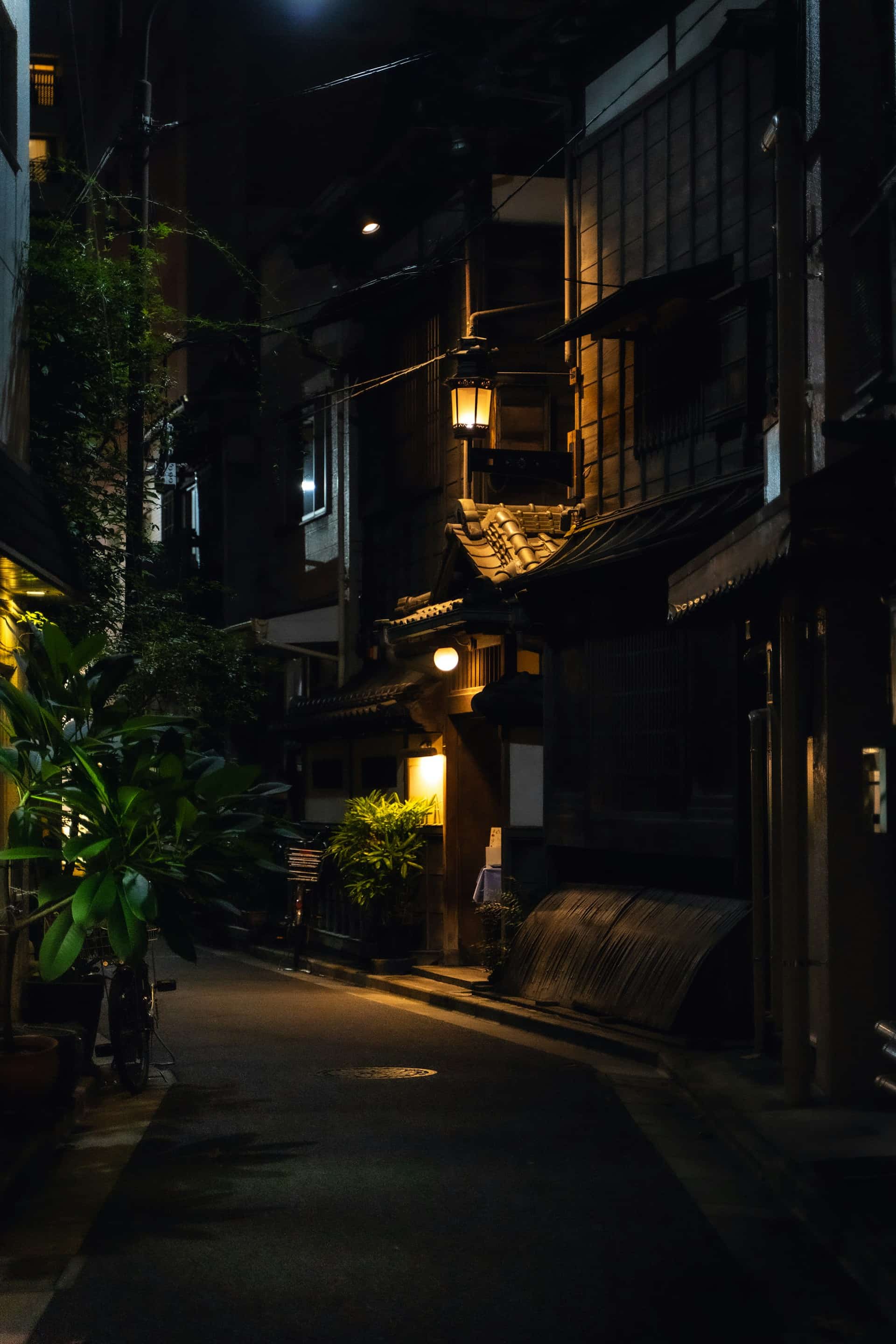 Маленький китайский переулок в тёплом желтоватом цвете.